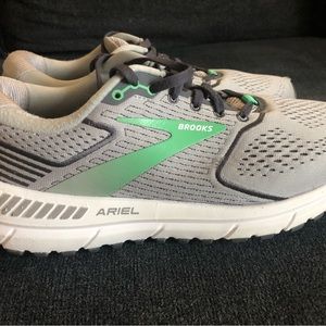 Women’s Brooks Ariel size 9
